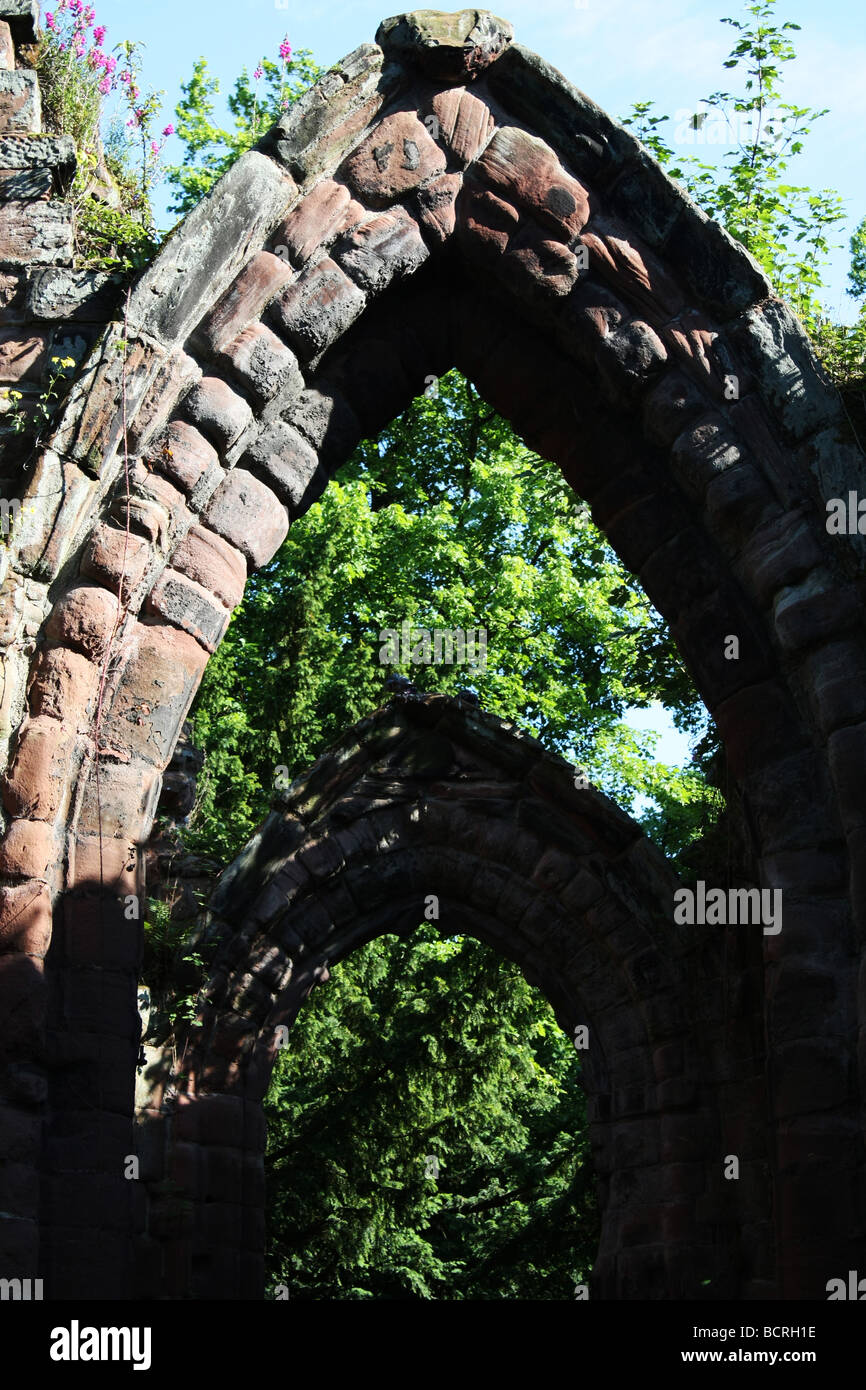 A sesto acuto tra le rovine dell'abbazia di Chester, Inghilterra Foto Stock