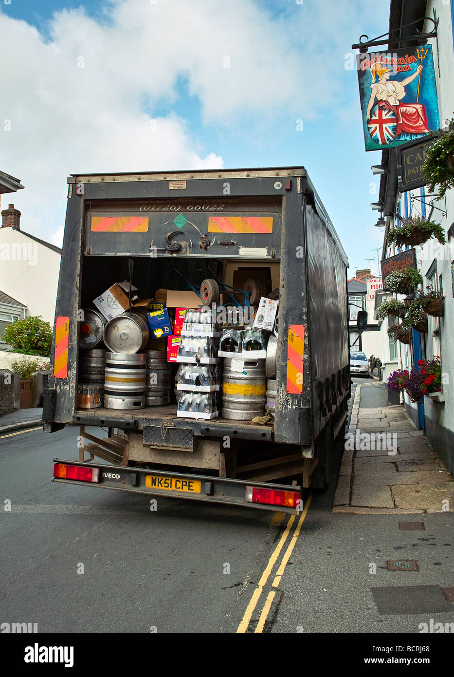 Un birrificio carro per la consegna al di fuori di un village pub in cornwall, Regno Unito Foto Stock