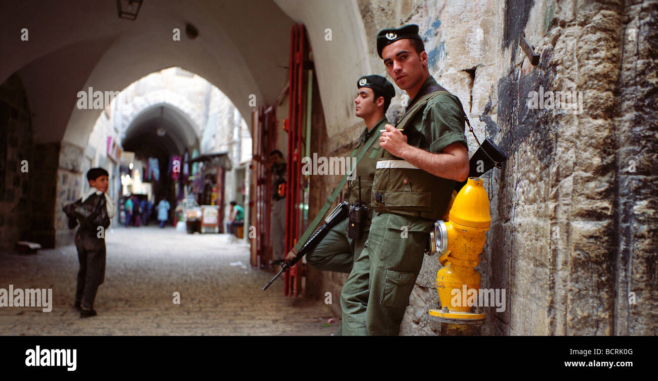 Soldati israeliani posizionarsi al di fuori di una residenza protetta nel cuore della città vecchia di Gerusalemme Foto Stock