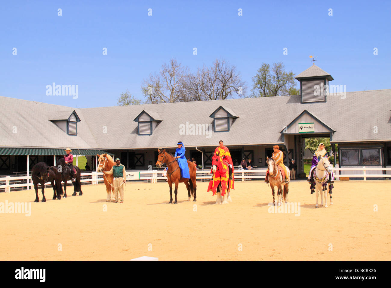 Cavalli con i cavalieri in costume durante la sfilata delle razze il Kentucky Horse Park Lexington Kentucky Foto Stock