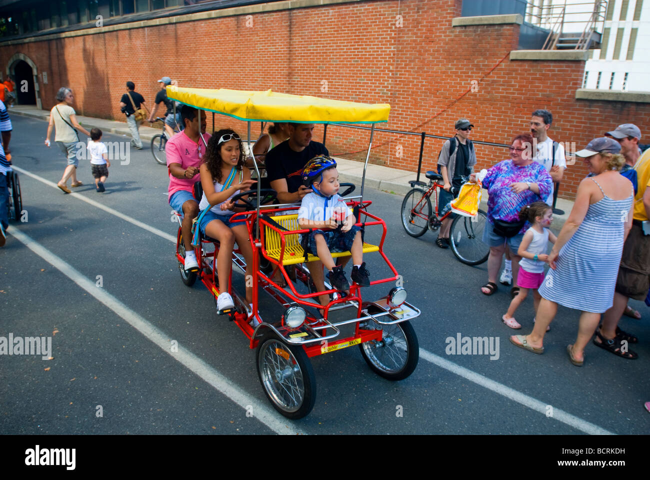 I visitatori di storica Governor s isola nel porto di New York godere di peddling intorno Foto Stock