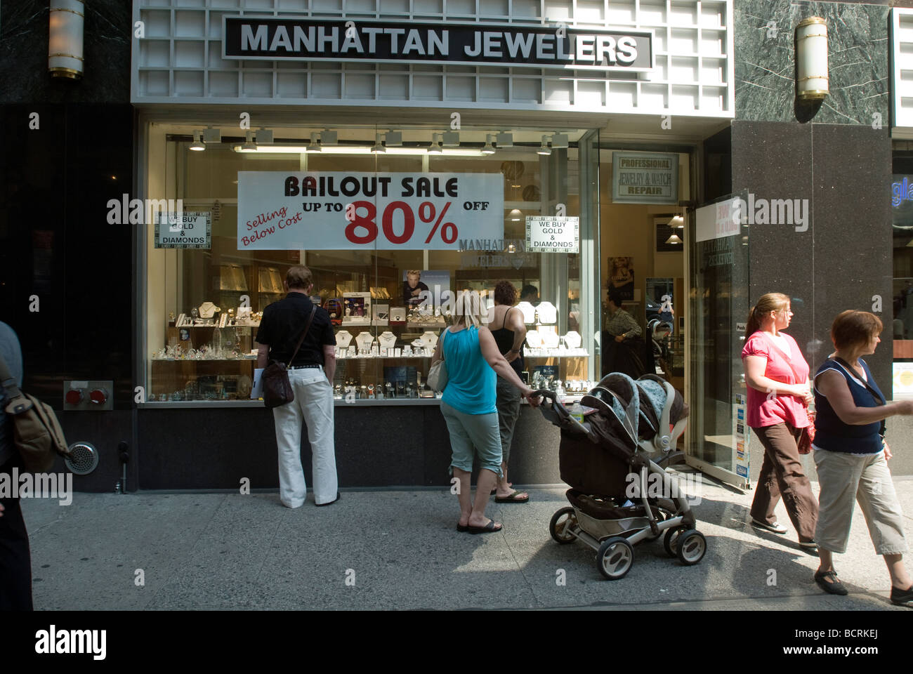 Shoppers sfoglia il bailout vendita pubblicizzato in Manhattan gioiellieri finestra sulla Fifth Avenue a New York Foto Stock