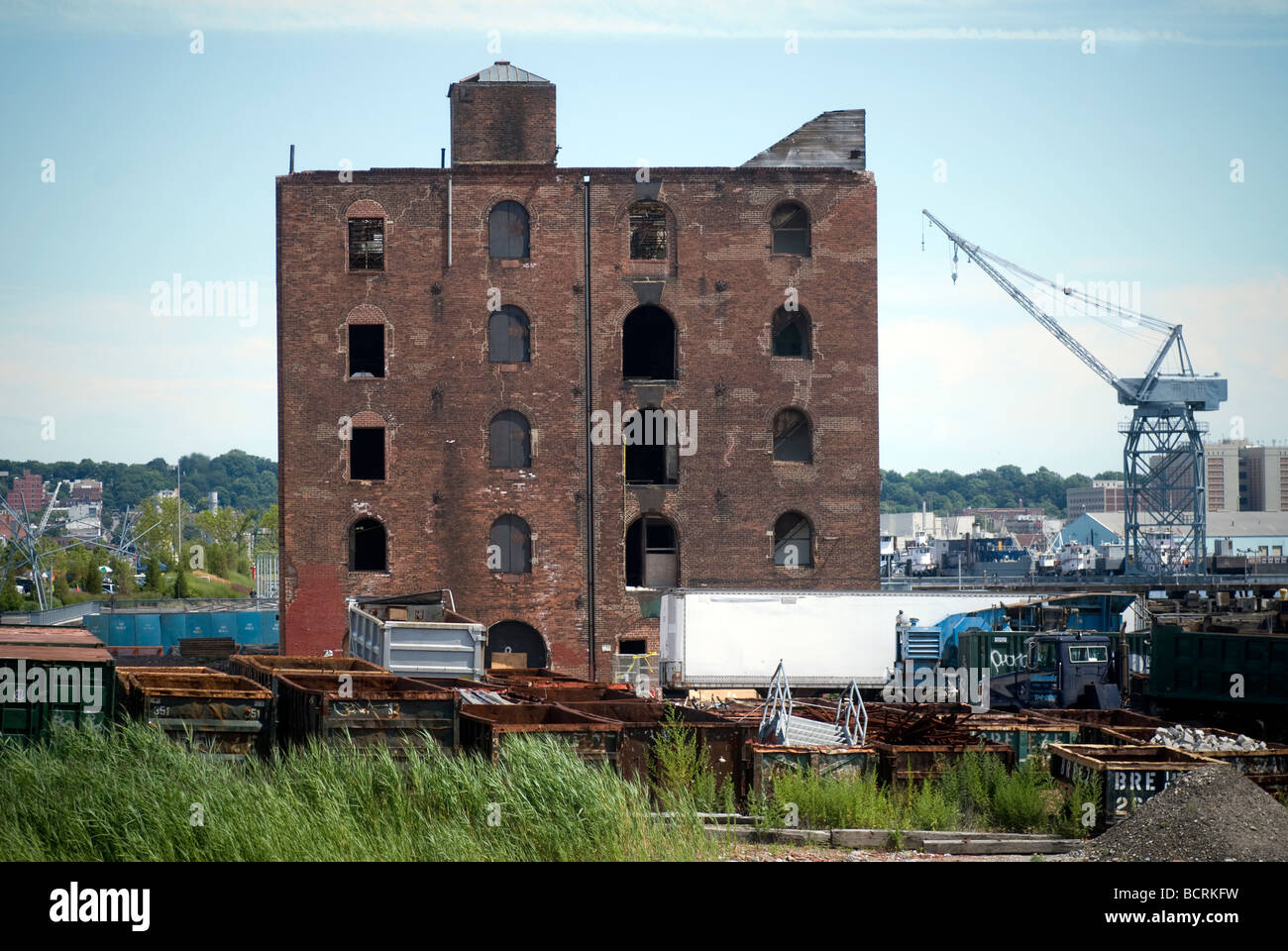 Un edificio a disposizione per lo sviluppo sul lungomare in Red Hook quartiere di Brooklyn a New York Foto Stock