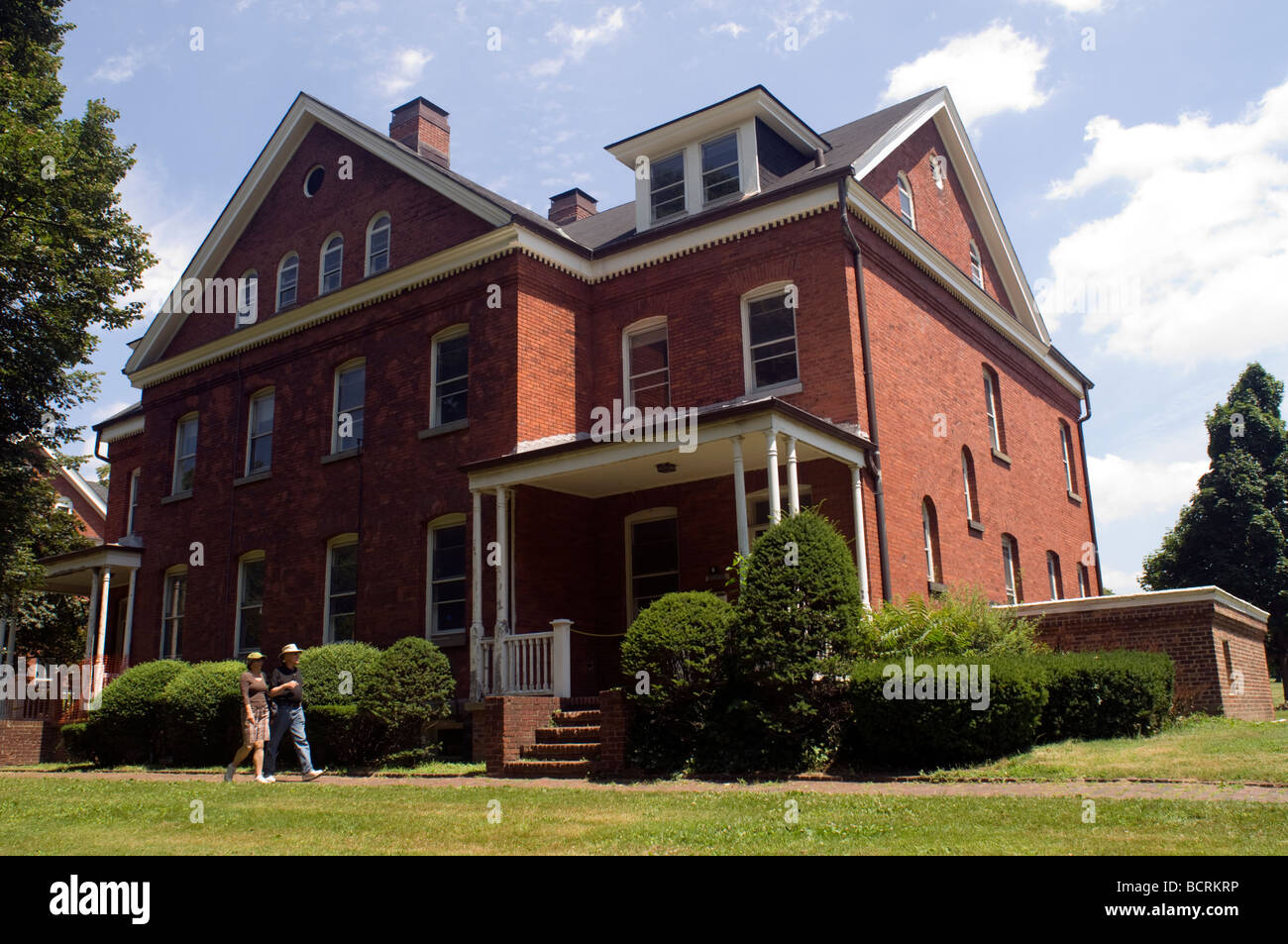 Una casa sui colonnelli fila sulla storica Governors Island nel porto di New York Foto Stock