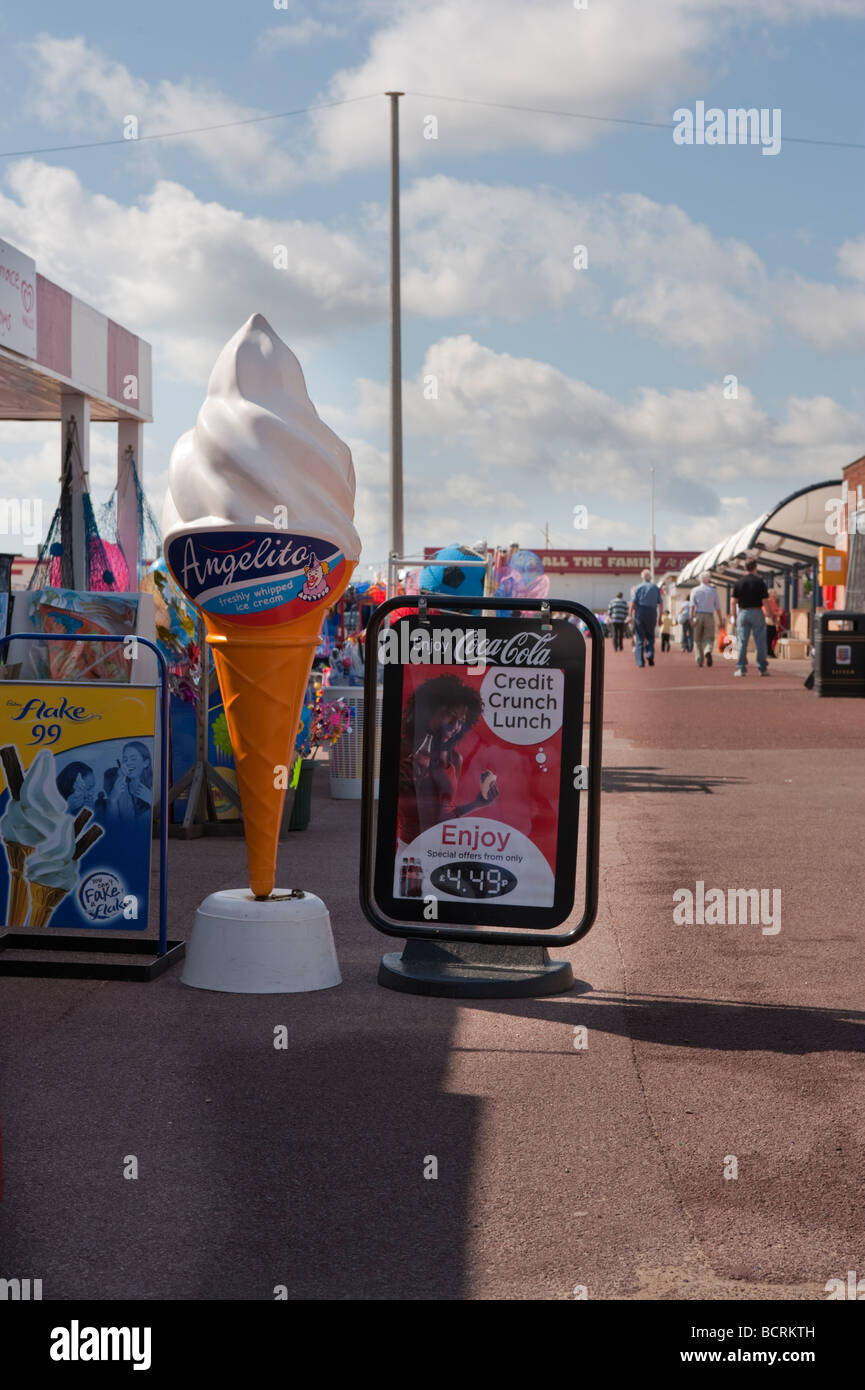 Cono gigante gelato come pubblicità sul fronte mare. Foto Stock
