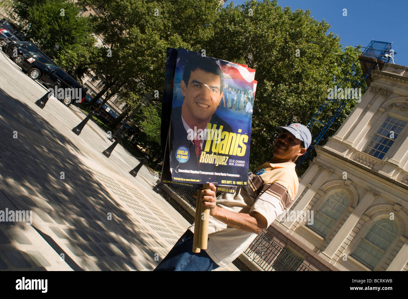 Un Ydanis Rodriguez sostenitore in un rally a New York City Hall Foto Stock