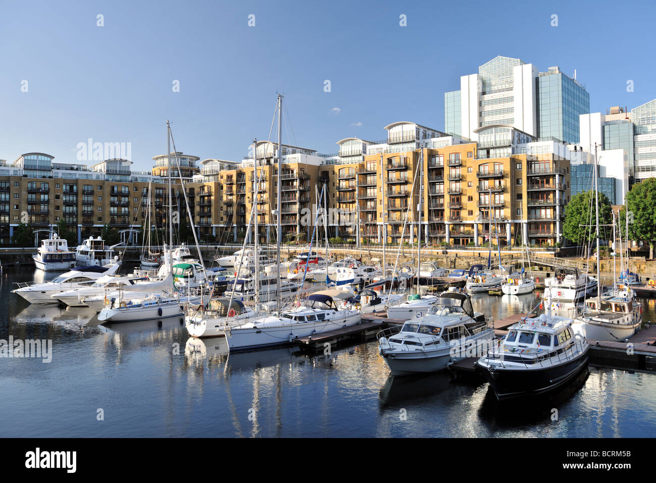 Appartamenti di lusso City Quay e yacht ormeggiati nel east dock marina St Katherine Dock Londra Inghilterra Regno Unito Europa Foto Stock