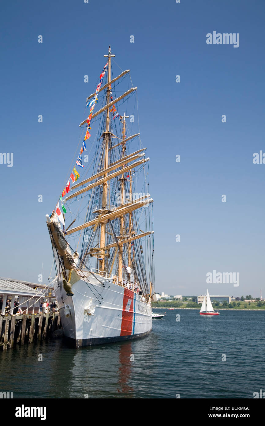 Gli Stati Uniti La guardia costiera della nave l'Aquila legata a Purdy's Wharf sul lungomare di Halifax in Nova Scotia Tall Ships Festival 2009 il 20 luglio 2009. Foto Stock