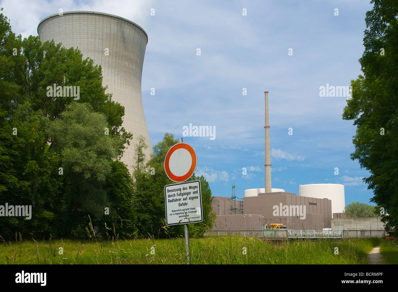 Gundremmingen centrale nucleare in Baviera, Germania. Il segnale di arresto: i pedoni e i ciclisti possono utilizzare questo percorso a proprio rischio. Foto Stock