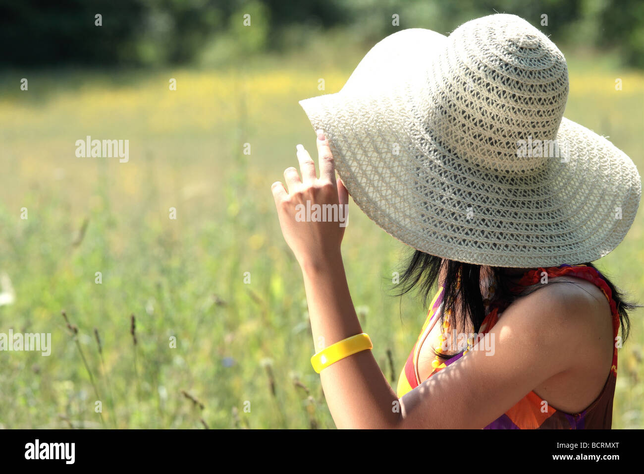 Giovane donna felice nel verde del campo di grano Foto Stock