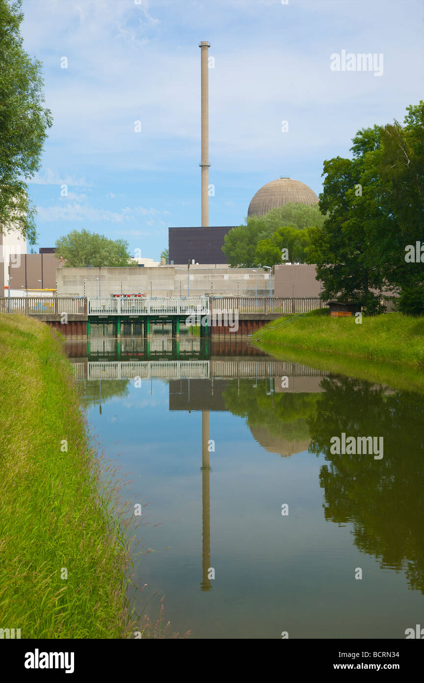 Gundremmingen centrale nucleare in Baviera, Germania. Di aspirazione di acqua di raffreddamento dal fiume Danubio. La Kernkraftwerk Gundremmingen. Foto Stock