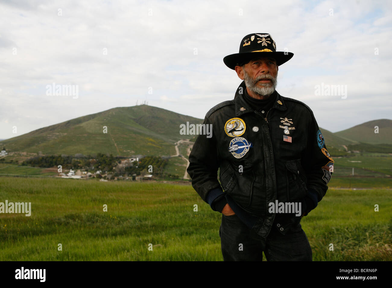 Un veterano del Vietnam del 1° Stormo, 9 Cavalleria, 1a divisione di cavalleria indossa i perni e le patch correlate al suo servizio militare. Foto Stock