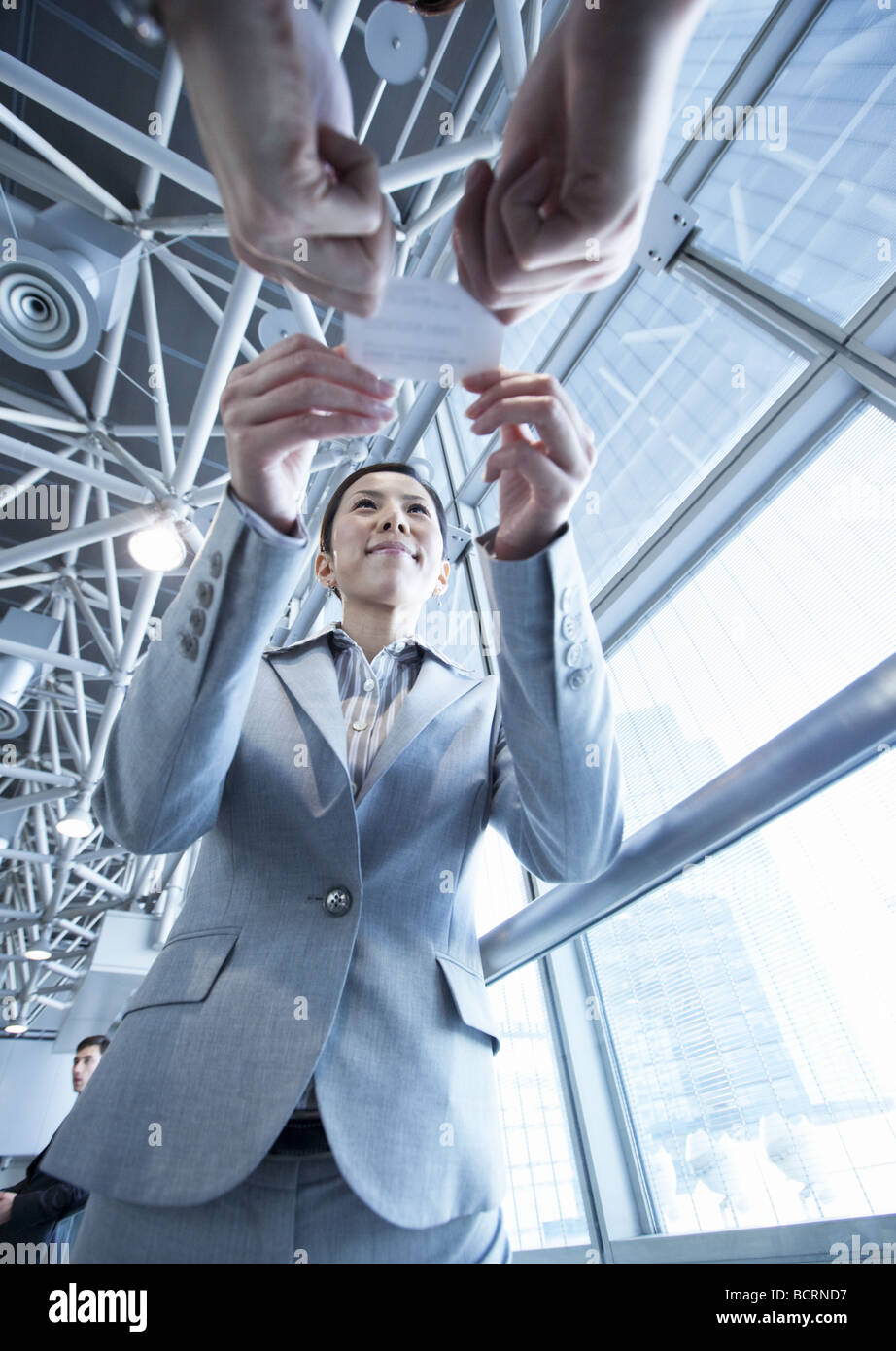 Imprenditrice dando nome scheda Foto Stock