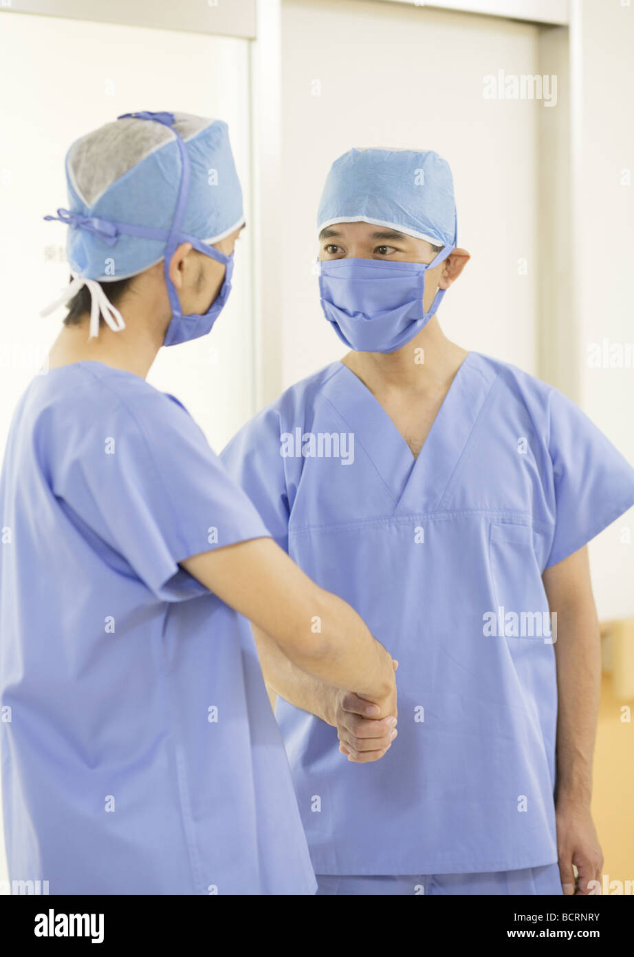 I chirurghi indossando camici chirurgici Foto Stock