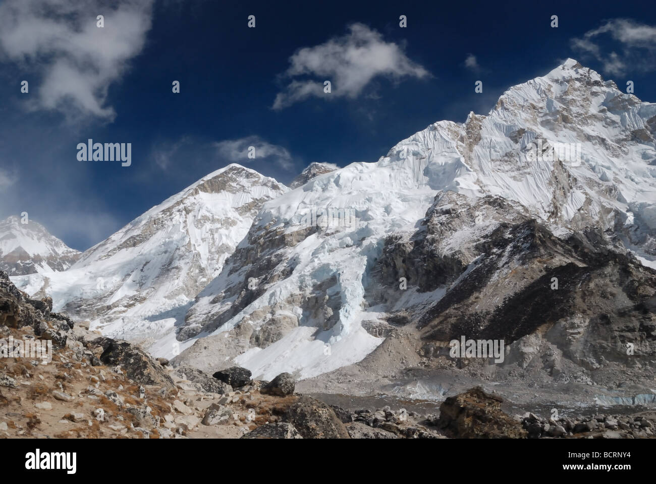 Sul Nuptse, Everest e lho La dal ghiacciaio Khumbu Foto Stock