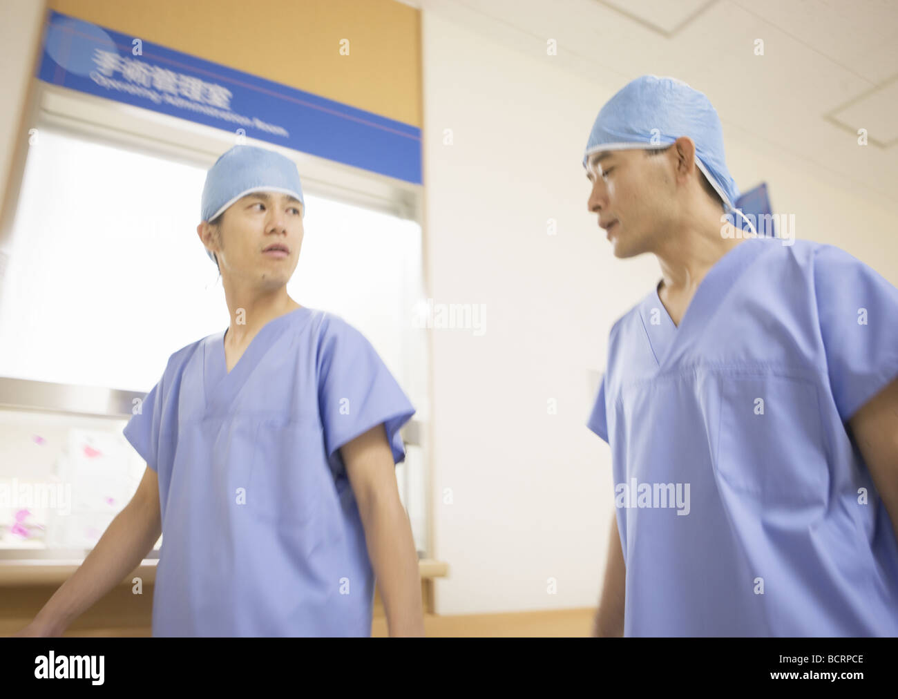 I chirurghi indossando camici chirurgici Foto Stock