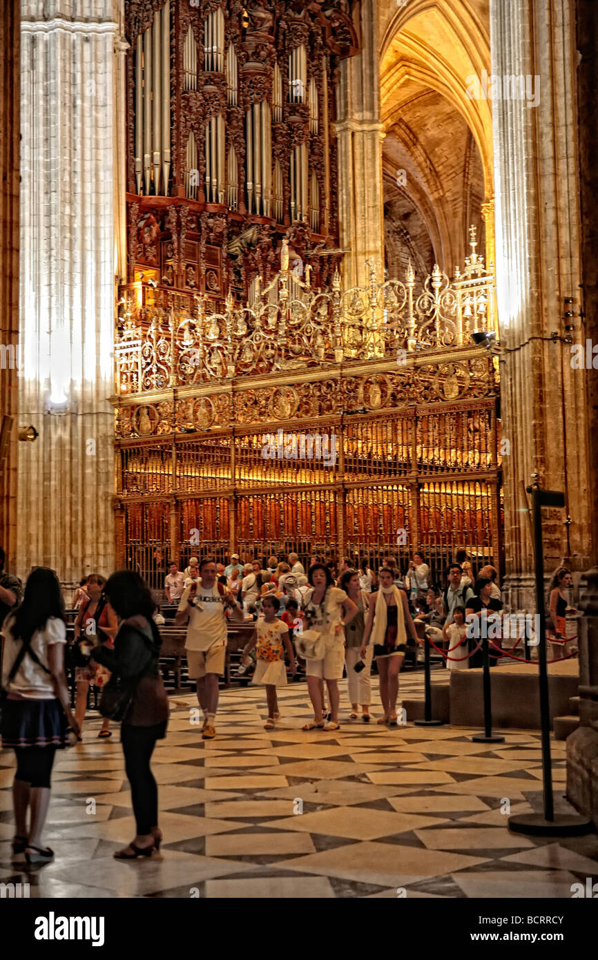 I turisti da organo e capilla mayor all'interno della Catedral de Sevilla, Sevilla, Spagna Foto Stock