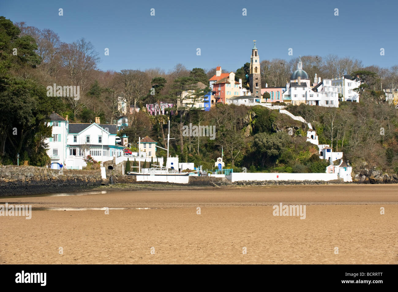 Villaggio di Portmeirion dal Traeth Bach estuario, vicino a Porthmadog, Gwynedd, Galles del Nord, Regno Unito Foto Stock