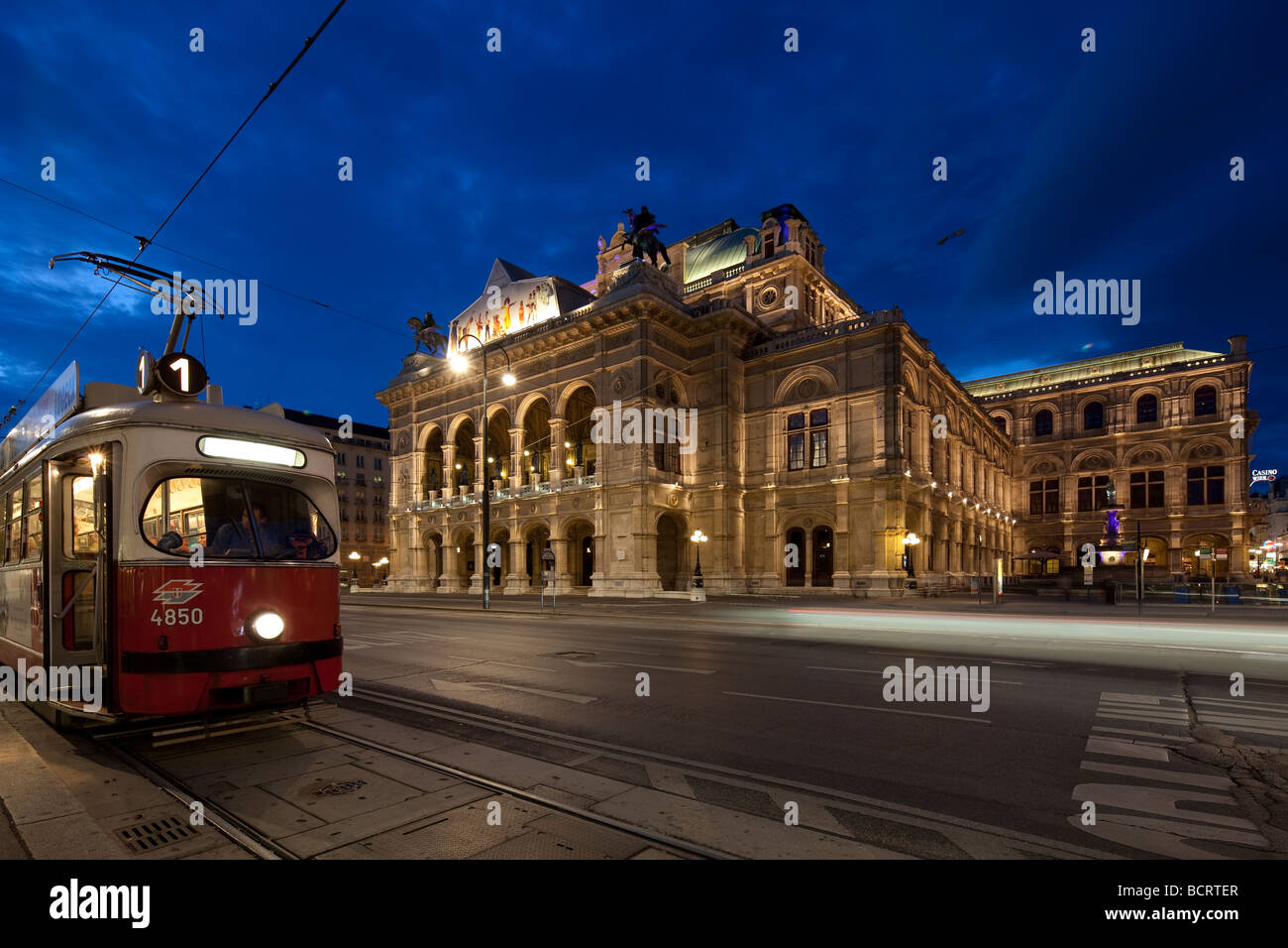 Vienna opera house al tramonto Foto Stock