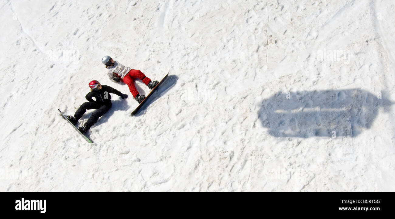 Giovani snow boarders di prendere un periodo di riposo sul ghiacciaio di Kitzsteinhorn. Zell am See, Austria Foto Stock