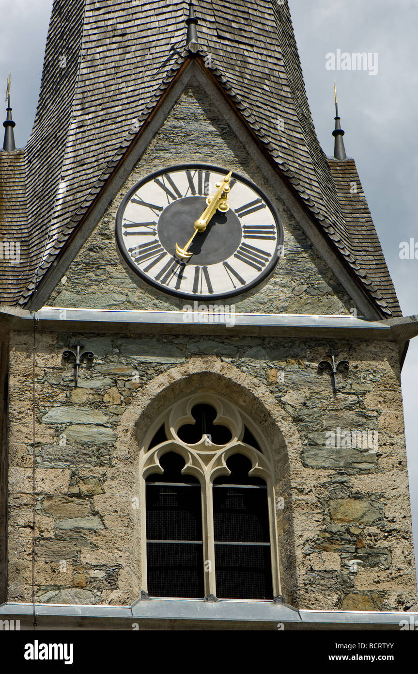 Guglia della chiesa e un orologio a Bruck, Austria Foto Stock