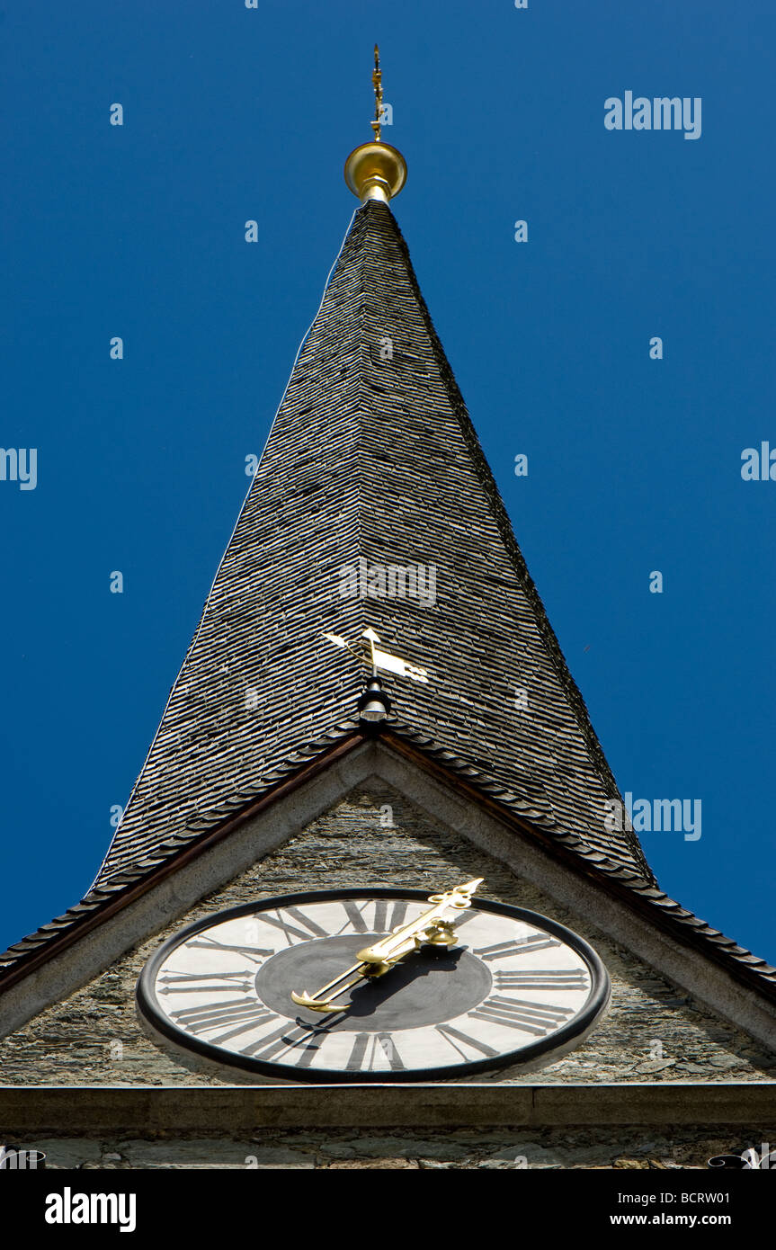Guglia della chiesa e un orologio a Bruck, Austria Foto Stock