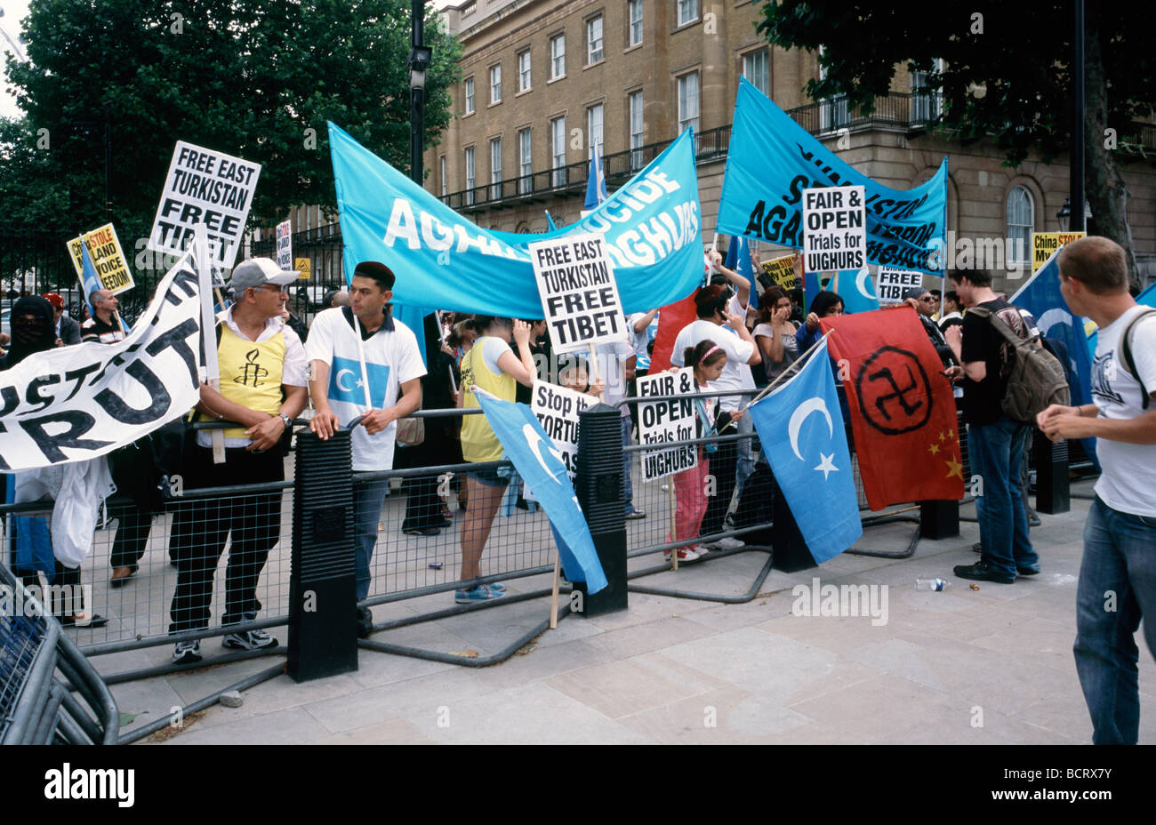 Luglio 15, 2009 - Uighur manifestanti di fronte a Downing Street n. 10 a Londra. Foto Stock
