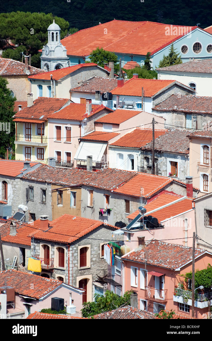 Vista della collina tradizionale cittadina di Agiassos La su Lesbo isola nel mare Egeo in Grecia Foto Stock
