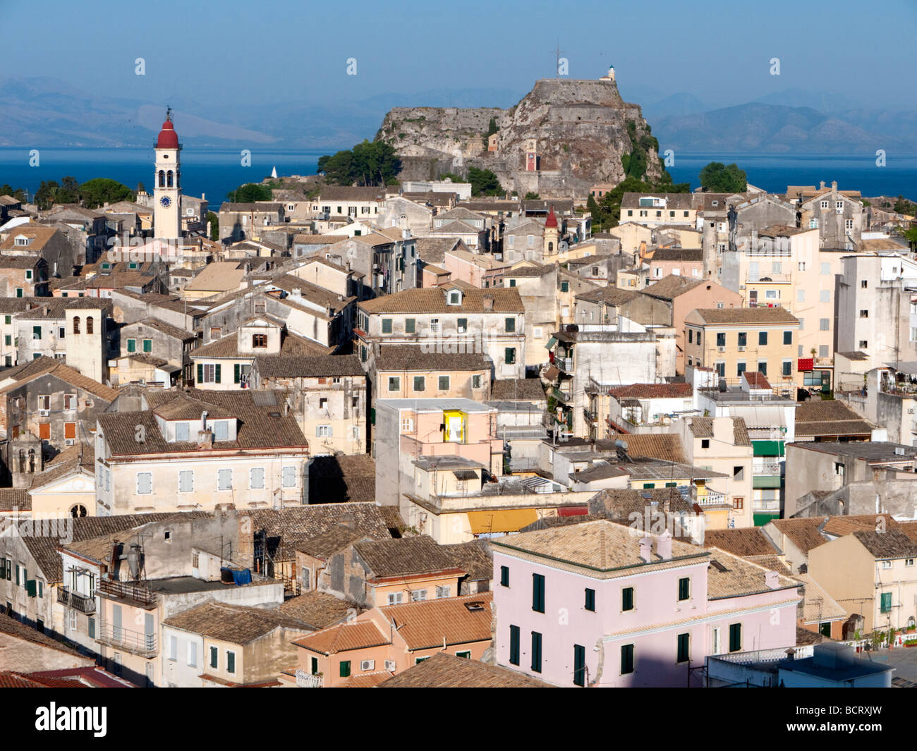 Vista sul centro storico della città vecchia di Corfu verso il vecchio castello sull'isola di Corfu in Grecia Foto Stock