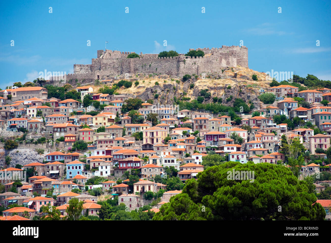 Vista della città di molivos o Mithymna con castello storico sulla collina sulla isola di Lesbo in Grecia Foto Stock