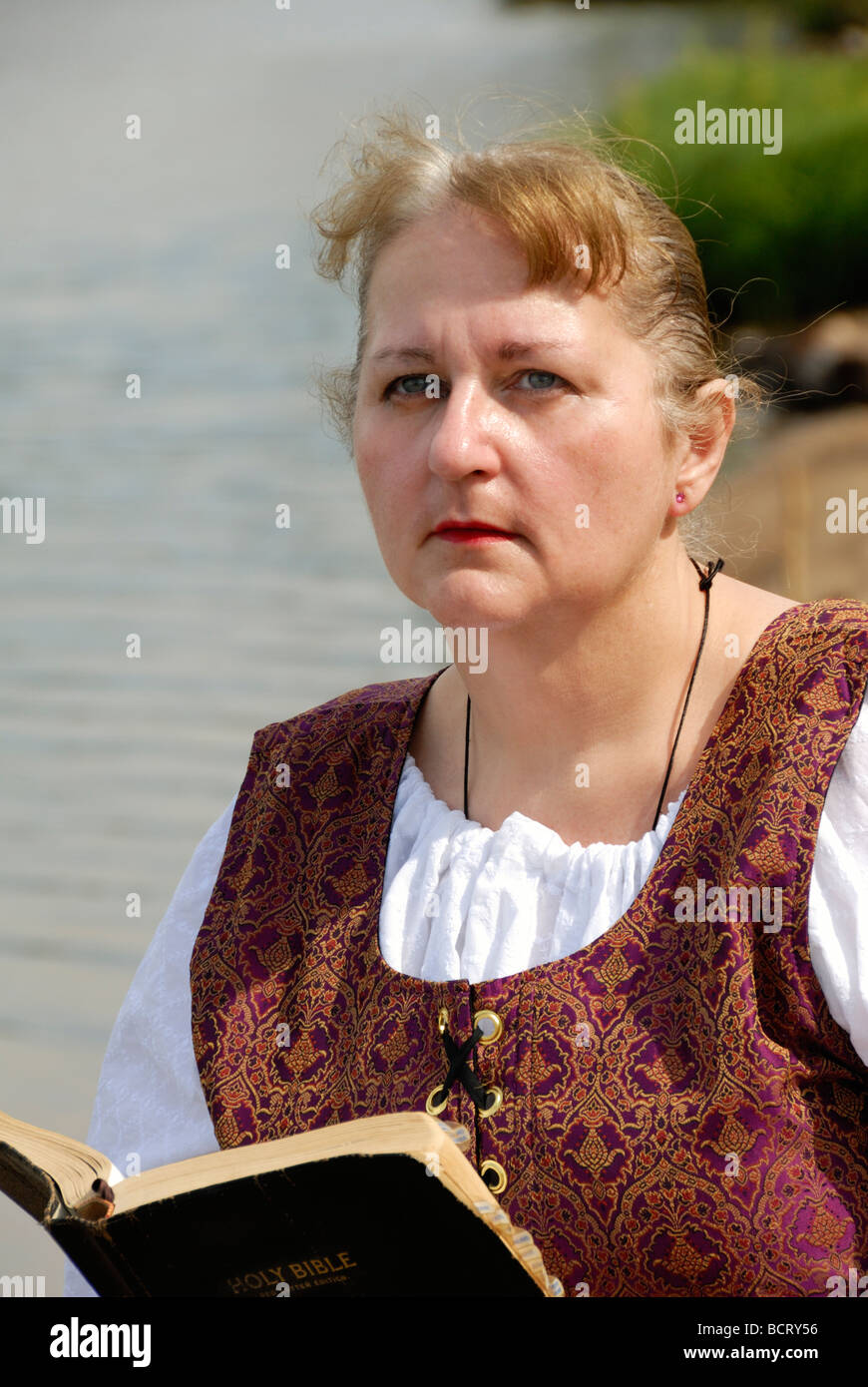 Donna dal lago nel periodo vestire Foto Stock