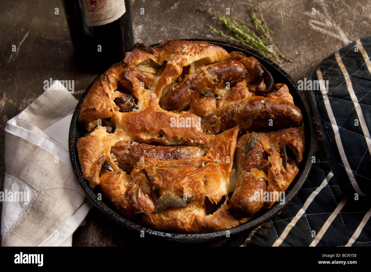 Toad nel foro con lincolnshire salsicce arrosto di cipolla rossa e prataioli Foto Stock