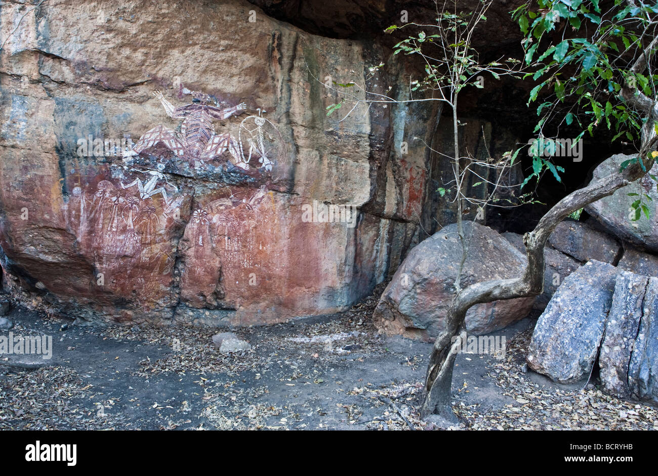 Arte rupestre degli Aborigeni a Nourlangie Rock raffiguranti Namondjok e il fulmine Namarrgon l'uomo. Galleria Anbangbang, Kakadu NP Foto Stock