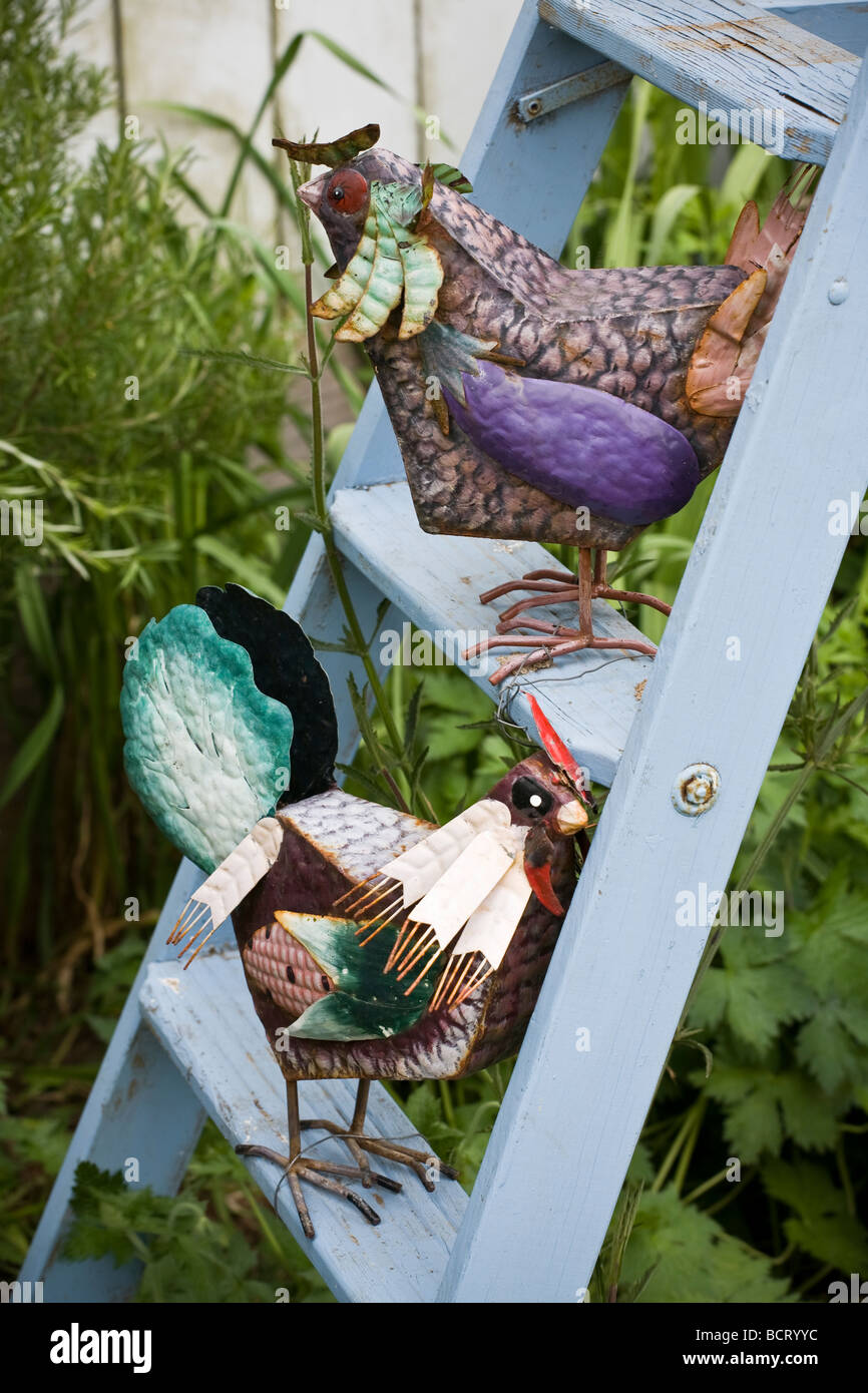 Whimsical di pollo arte scultura su una vecchia scala in Amy Stewart s garden Foto Stock