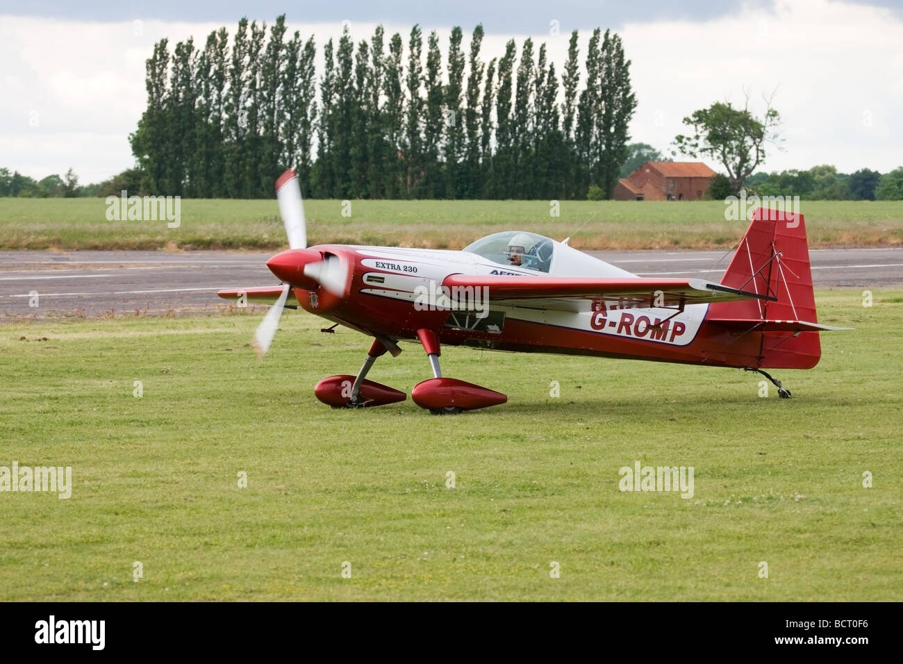 Extra EA230H G-ROMP rullaggio per la pista di atterraggio di Aviosuperficie Wickenby Foto Stock