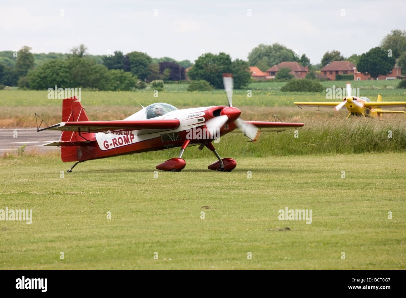 Extra EA230H G-ROMP rullaggio dalla pista dopo lo sbarco a Wickenby Airfield Foto Stock
