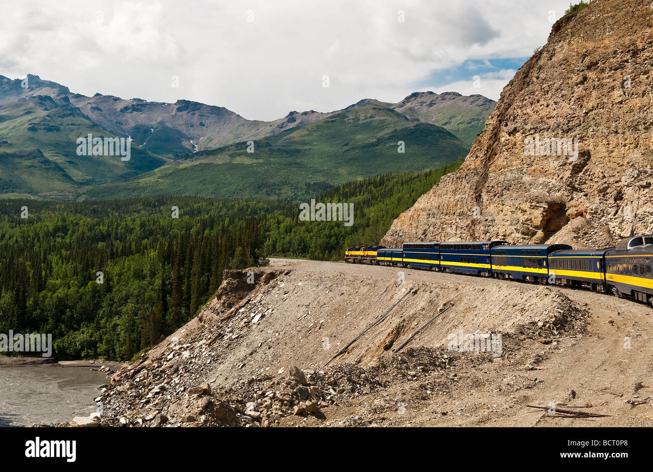 Il treno del suo avvolgimento s attraverso l'incontaminato paesaggio Alaska, Alaska, Stati Uniti d'America Foto Stock