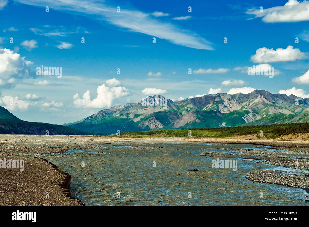 Paesaggio di montagna e fiume intrecciato, Parco Nazionale di Denali, Alaska Foto Stock