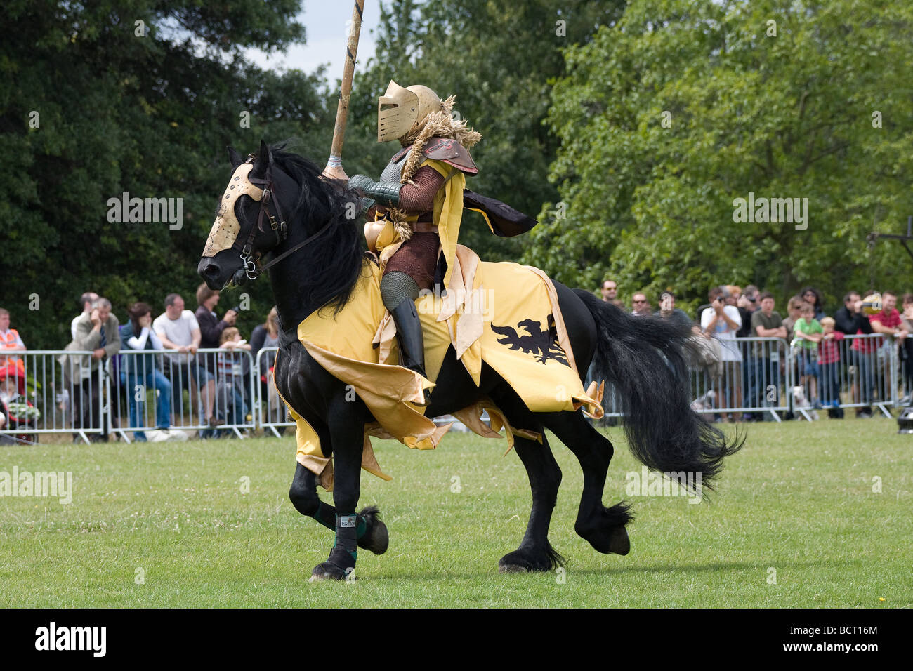 Il cavaliere giallo giostra giostra medievale concorrenza Lambeth Paese mostrano, Brockwell Park, Tulse Hill, London, England, Regno Unito, Europa Foto Stock