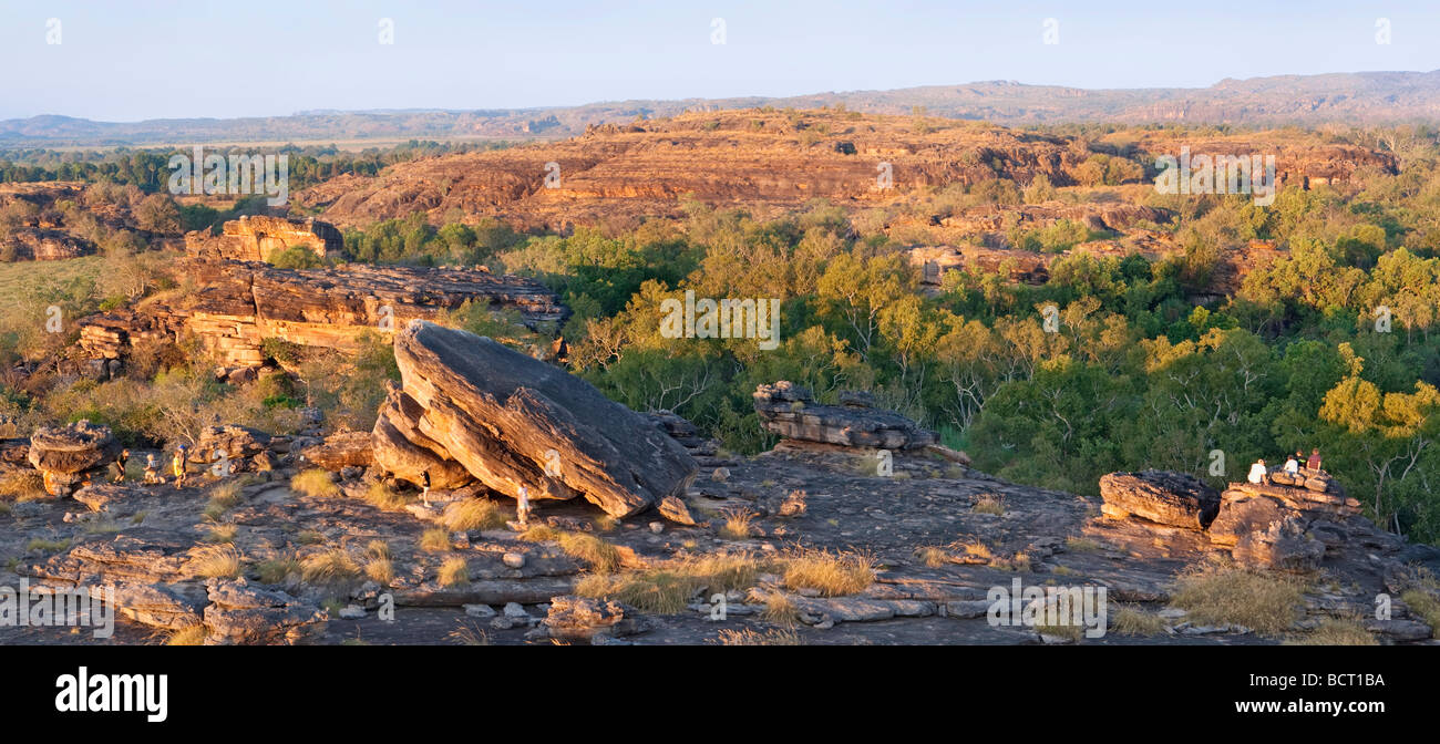 Ubirr Rock e la pietra del paese nord Kakadu paesaggio incandescente nella tarda sera sun. Kakadu National Park. Foto Stock