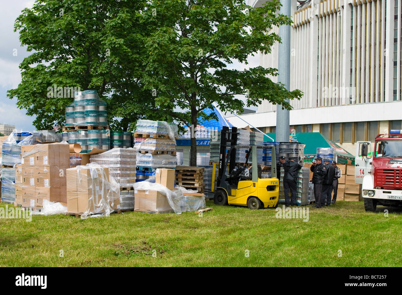 Cumulo di birra alla festa della birra in Russia, San Pietroburgo. Foto Stock