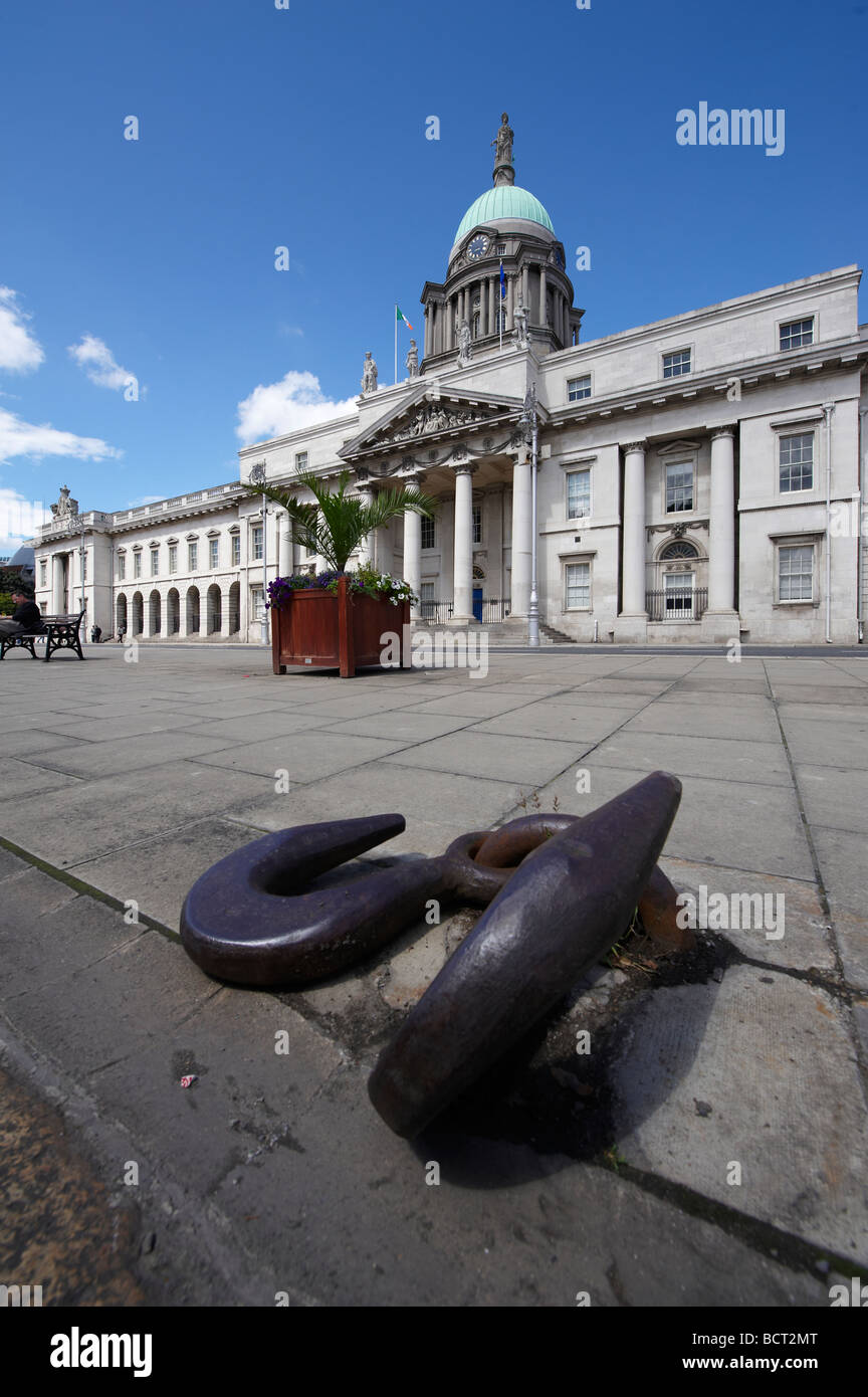 Custom House con ganci di grandi dimensioni in primo piano per la legatura barca alla Custom House Quay Dublino Irlanda Foto Stock