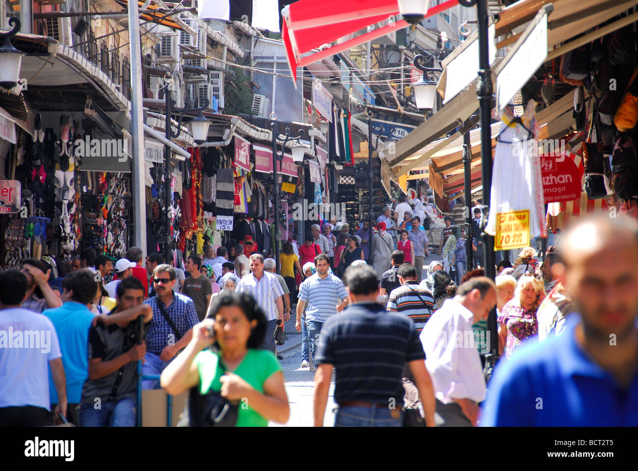 ISTANBUL, Turchia. Un occupato, colorato street in scena il Cagaloglu distretto della città. 2009. Foto Stock