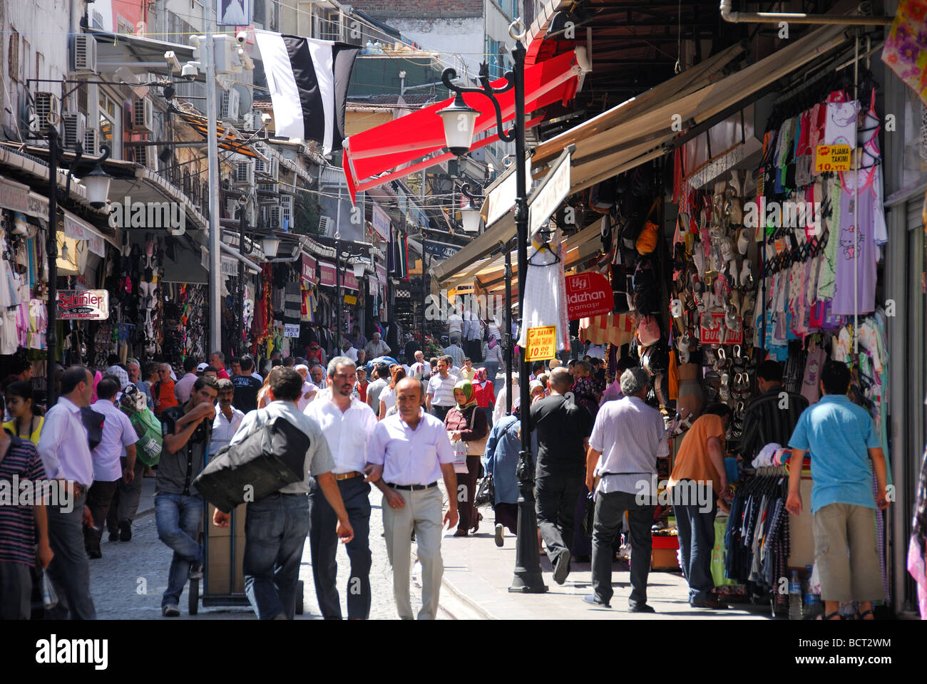 ISTANBUL, Turchia. Una strada trafficata in il Cagaloglu quartiere vicino al Grand Bazaar. 2009. Foto Stock