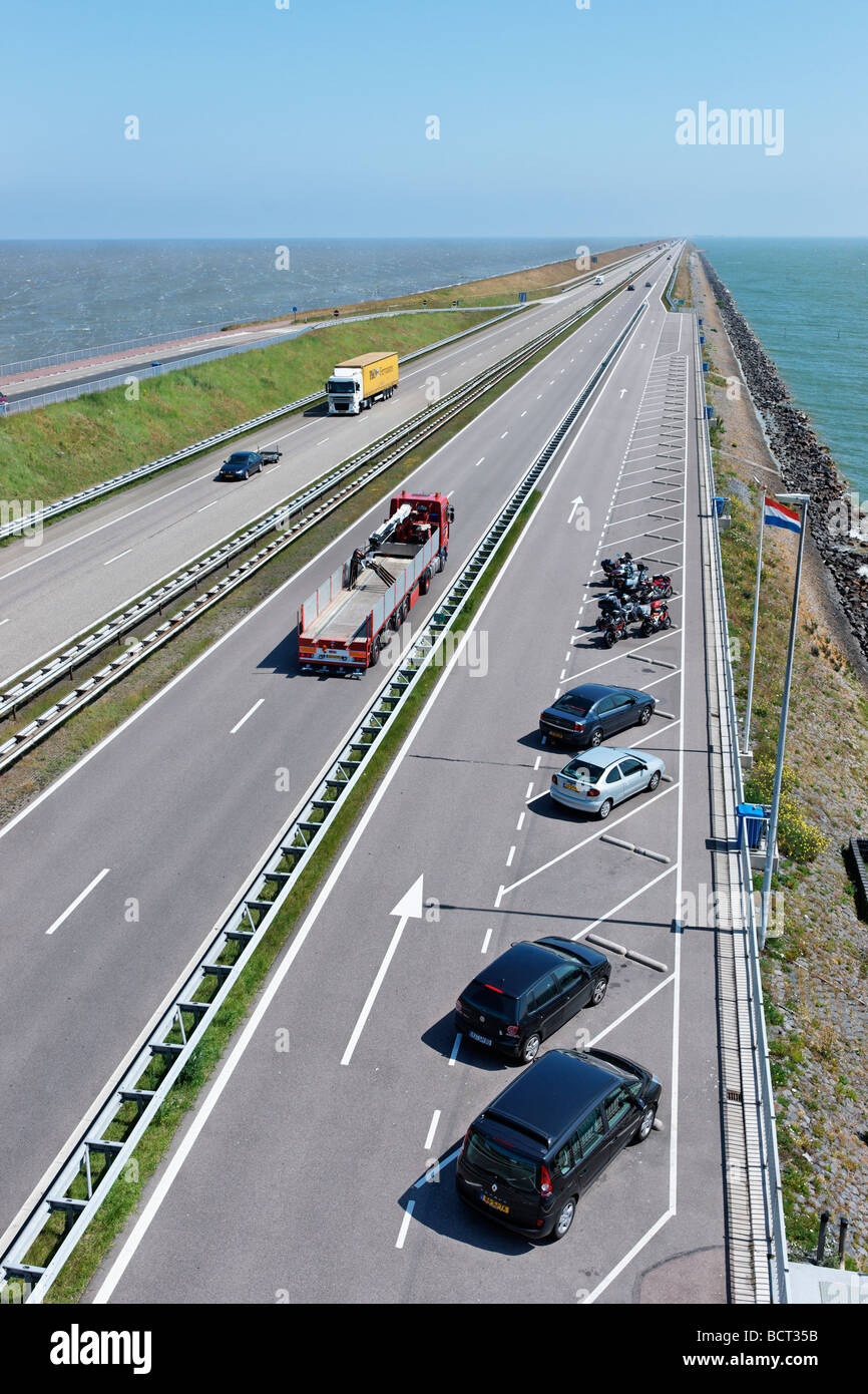 Il traffico sulla Afsluitdijk, Paesi Bassi. Foto Stock