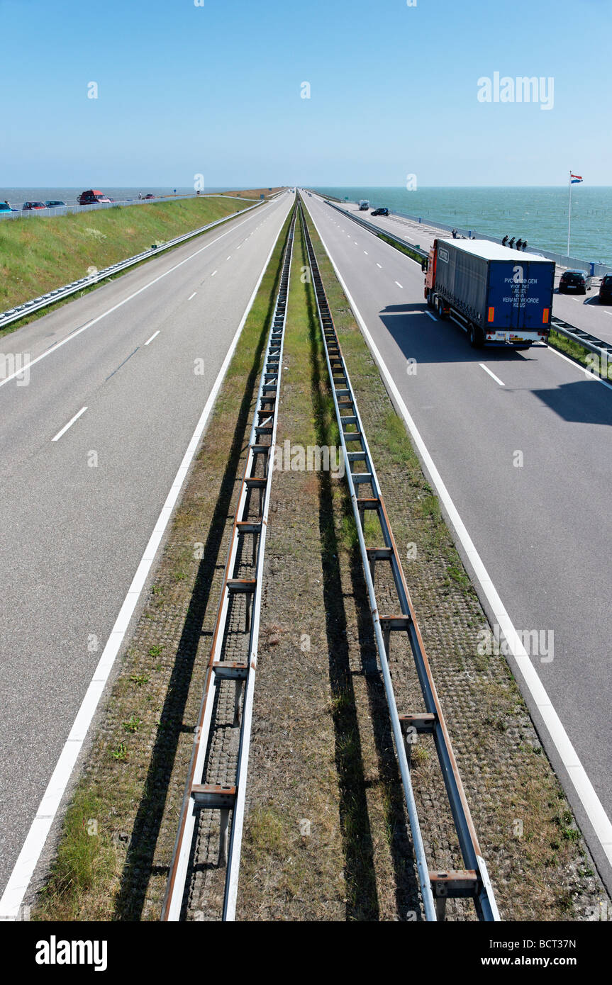 Il traffico sulla Afsluitdijk, Paesi Bassi. Foto Stock