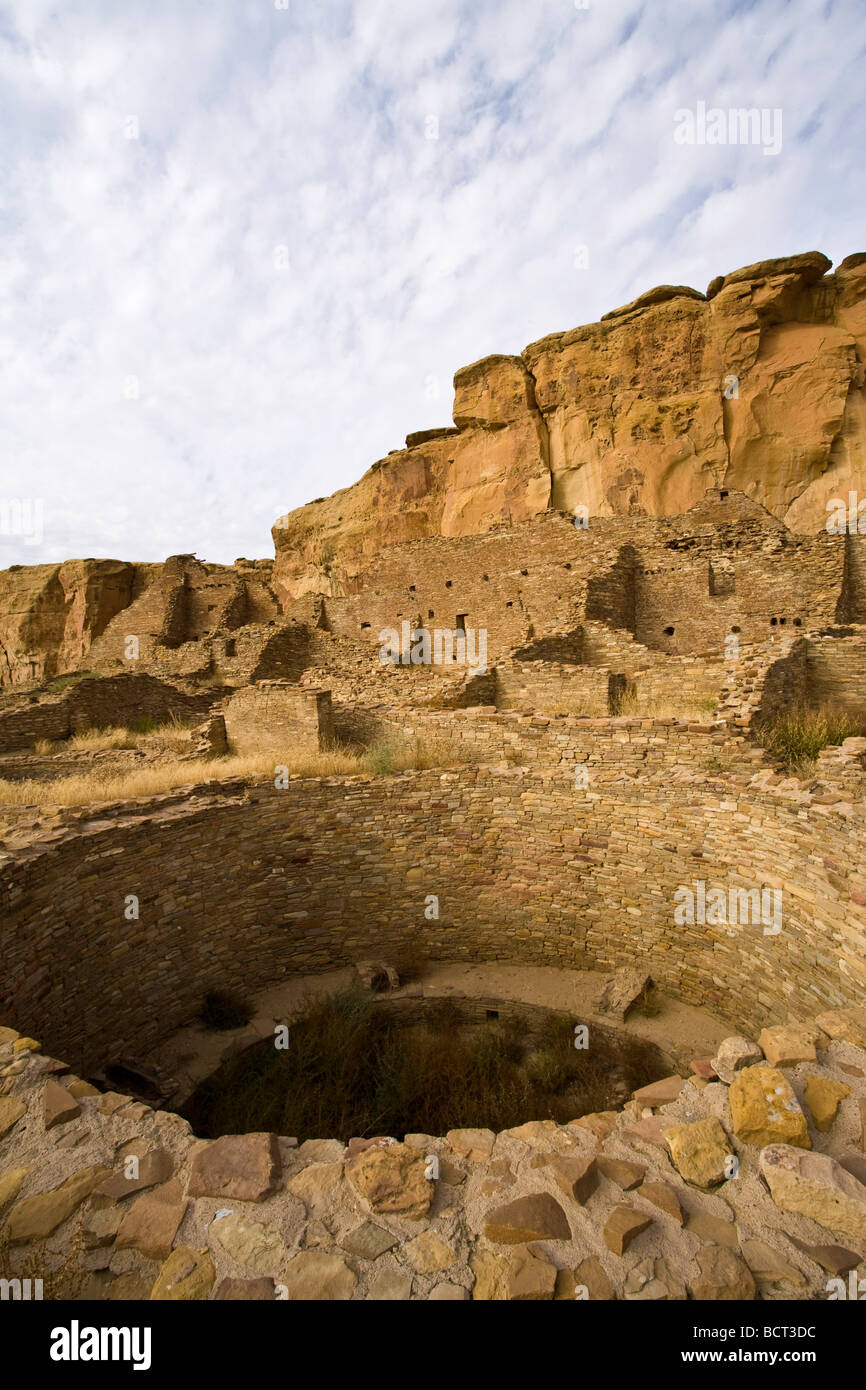 Due al di sotto del terreno kivas fiancheggiano la grande casa al Pueblo Bonito alla cultura Chaco N H S un Sito Patrimonio Mondiale dell'UNESCO in Nuovo Messico Foto Stock