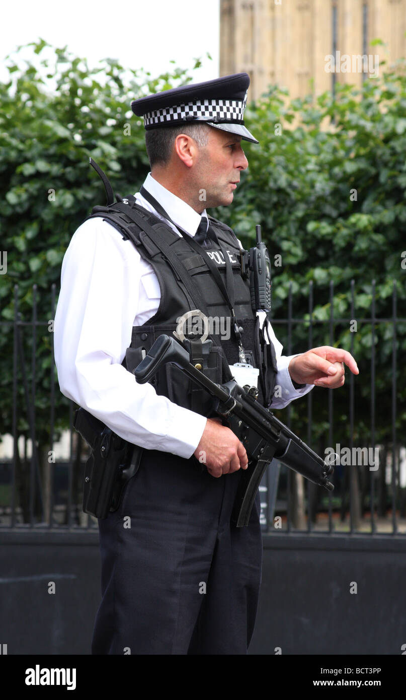 Armato di un Metropolitan police officer presso la Casa del Parlamento, Westminster, London, England, Regno Unito Foto Stock