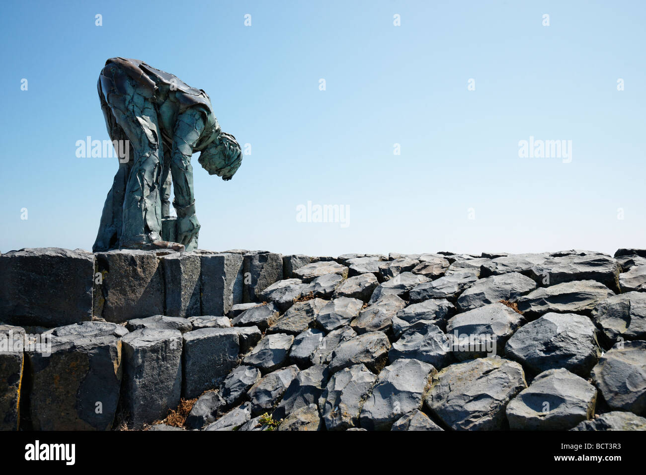 La scultura Steenzetter sull'Afsluitdijk, Paesi Bassi. Un monumento per gli uomini che hanno costruito la Afsluitdijk. Foto Stock