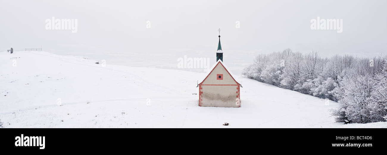 Walberla hill e Walpurgis Cappella in inverno Franconia Baviera Germania Foto Stock